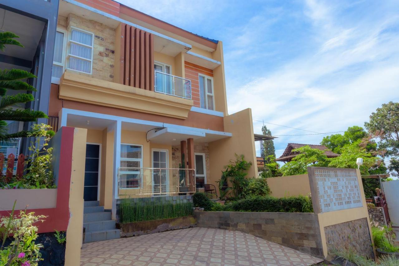 Amina Hill View Villa Malang By Ecommerceloka Екстер'єр фото
